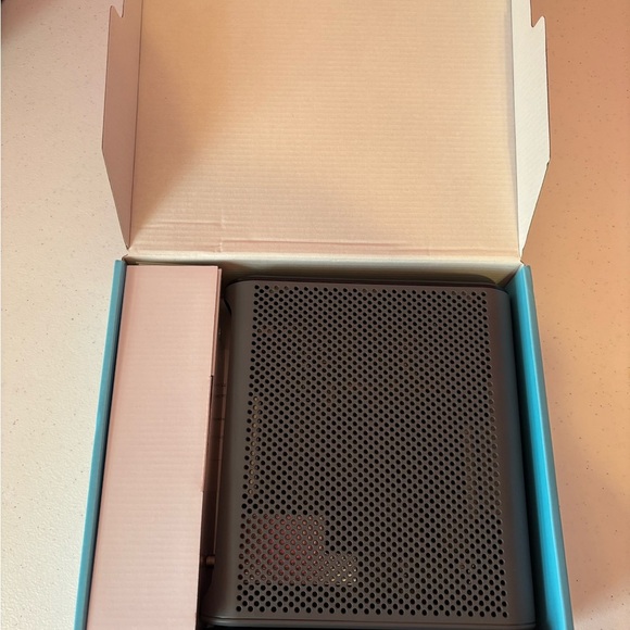 Motorola Black Modem-Router Combo with AC1900 WiFi - Picture 6 of 10